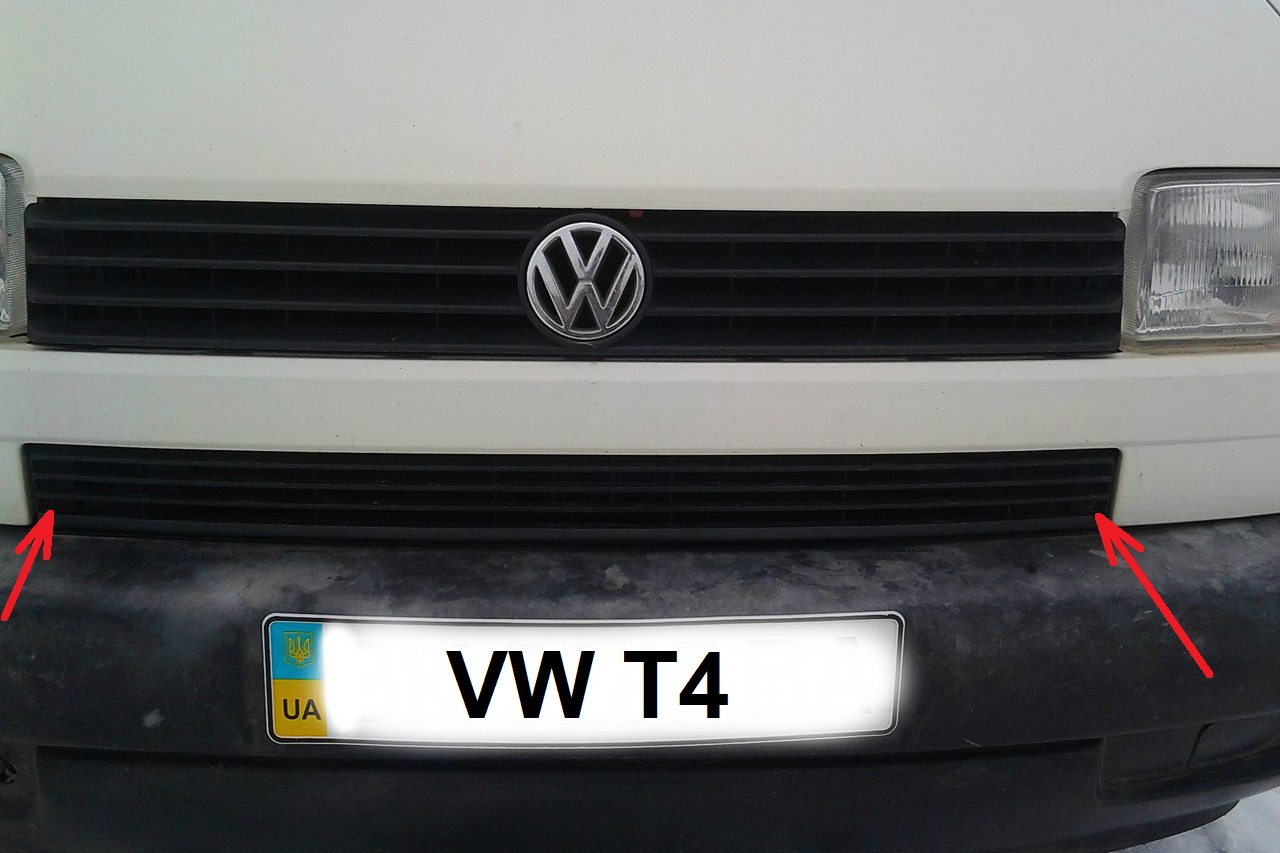 Размещение винтов крепления на нижней решетке радиатора Volkswagen Transporter T4