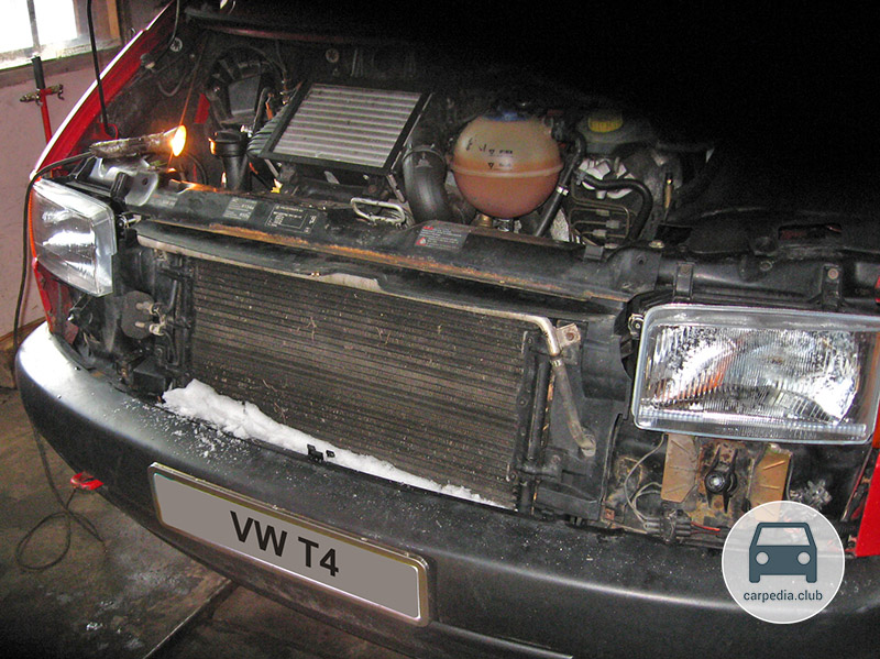 Передняя часть со снятой решеткой и декоративной рамой радиатора Volkswagen Transporter T4