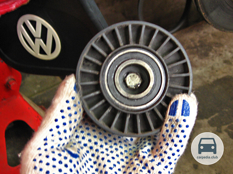 Снятие обводного ролика ремня привода вспомогательных агрегатов двигателя ACV Volkswagen Transporter T4