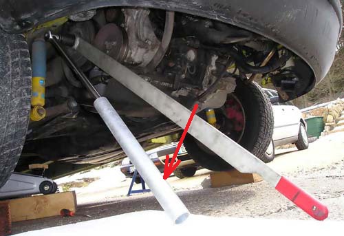 Установка дополнительного плеча для отворачивания центрального болта крепления шкива коленчатого вала двигателя ACV Volkswagen Transporter T4
