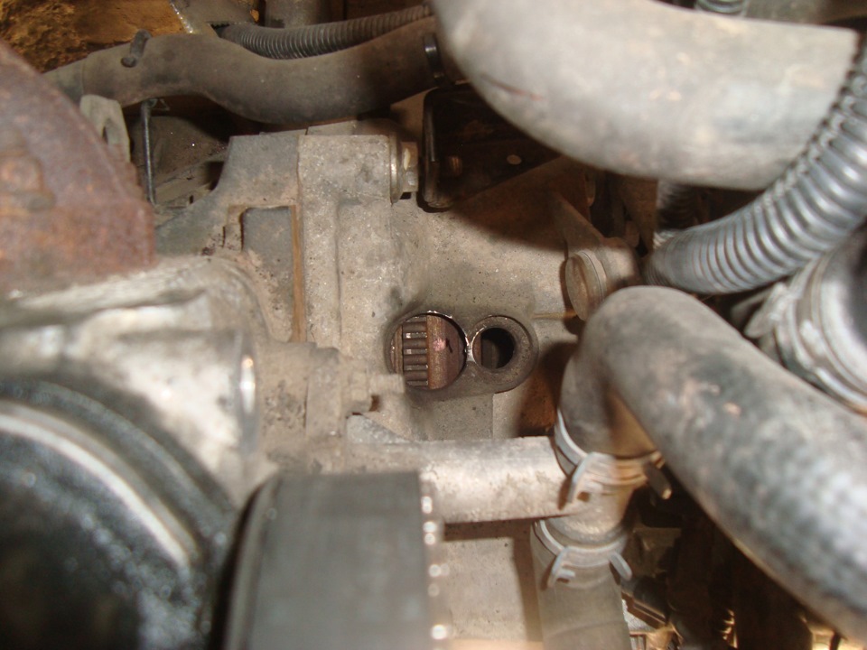 Совпадение метки на маховике положения поршня первого цилиндра в ВМТ такта сжатия двигателя ACV Volkswagen Transporter T4