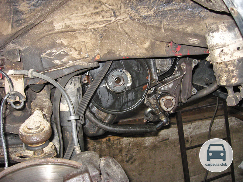 Установленная верхняя часть нижнего кожуха ремня привода газораспределительного механизма двигателя ACV Volkswagen Transporter T4