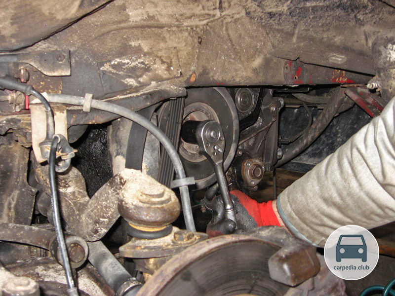 Проворачивание коленчатого вала за болт крепления шкива привода вспомогательных агрегатов двигателя ACV Volkswagen Transporter T4