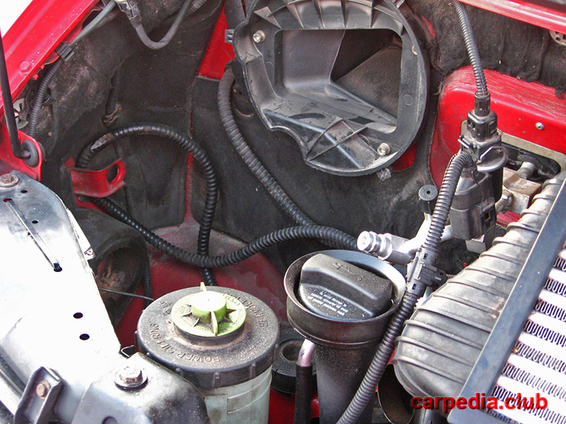 Моторный отсек со снятым салонным и воздушным фильтрами и шлангом забора воздуха двигателя ACV Volkswagen Transporter T4