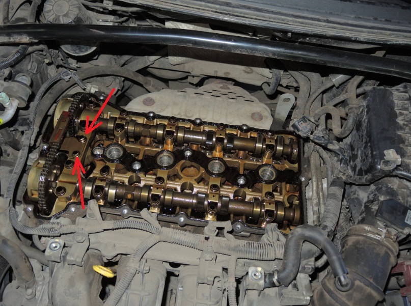 Размещение болтов крепления направляющей цепи привода ГРМ двигателя 4B12 Mitsubishi Outlander XL