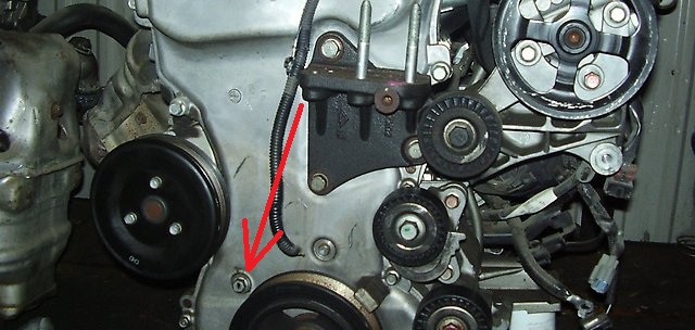 Размещение болта сервисного отверстия в крышке цепи привода ГРМ двигателя 4B12 Mitsubishi Outlander XL