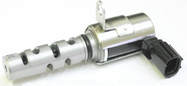 Снятый электромагнитный клапан управления подачей масла головки блока цилиндров двигателя 4B12 Mitsubishi Outlander XL
