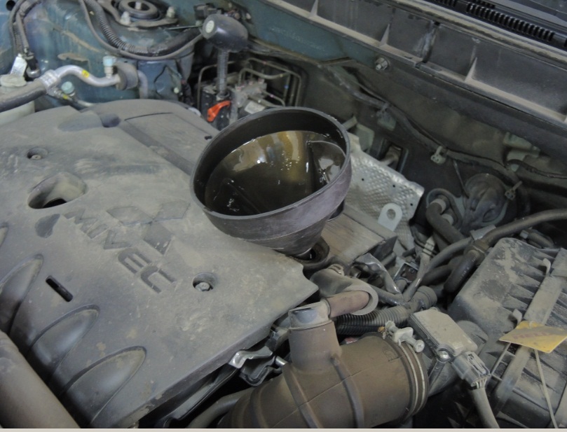 Установка воронки в маслозаливную горловину двигателя 4B12 Mitsubishi Outlander XL