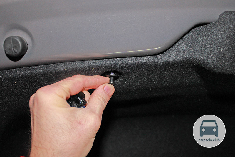 Извлечь пистоны из обшивки багажника на автомобиле Hyundai Elantra J5 MD 2010-2016