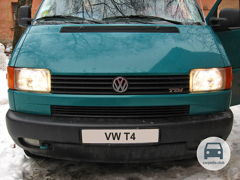Включенные лампы ближнего и дальнего света фар Volkswagen Transporter T4