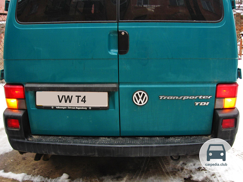 Включенные лампы задних указателей поворотов Volkswagen Transporter T4