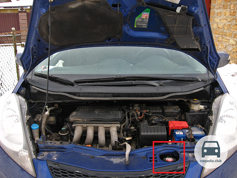 Расположение радиатора системы охлаждения двигателя в подкапотном пространстве Honda Jazz II