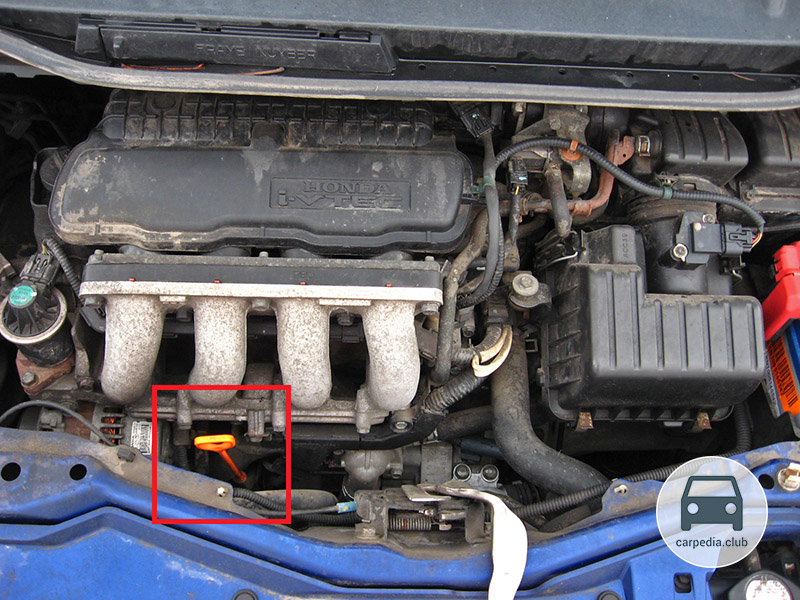 Расположение указателя уровня масла в подкапотном пространстве Honda Jazz II