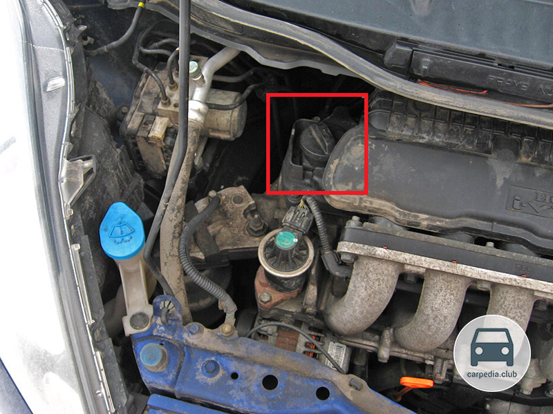 Расположение горловины для заливки масла в двигатель Honda Jazz II