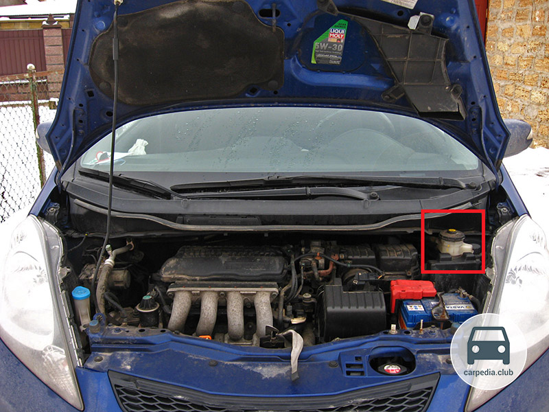 Расположение бачка тормозной жидкости в подкапотном пространстве Honda Jazz II