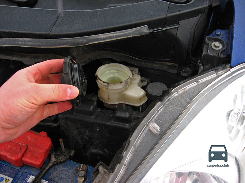 Снятие пробки с бачка тормозной жидкости Honda Jazz II