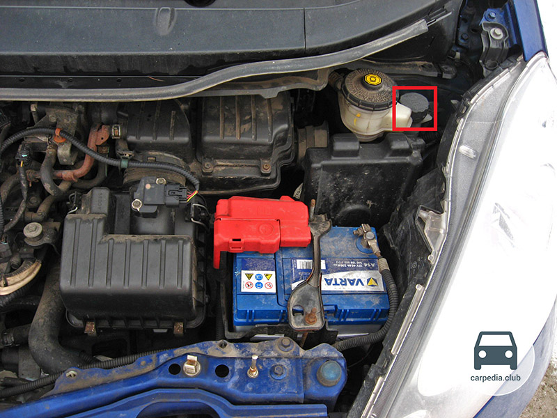 Расположение бачка гидравлического привода сцепления в подкапотном пространстве Honda Jazz II 