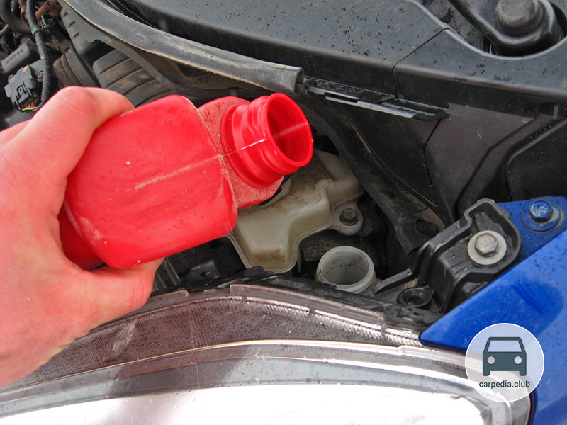 Доливка тормозной жидкости в бачок гидропровода сцепления Honda Jazz II 