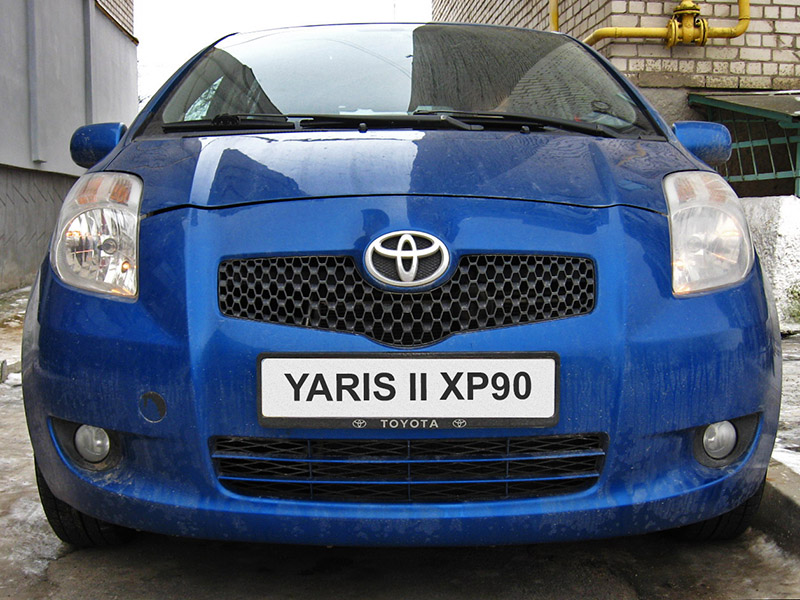 Передние блок-фары автомобиля Toyota Yaris II