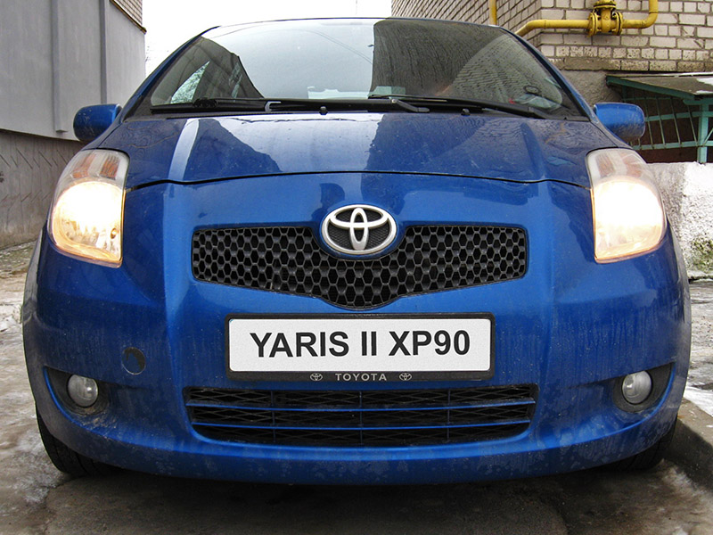 Включенные лампы ближнего и дальнего света фар Toyota Yaris II