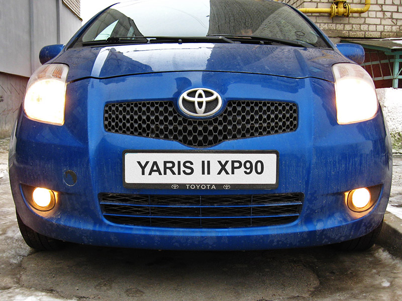 Включенные лампы передних противотуманных фар Toyota Yaris II