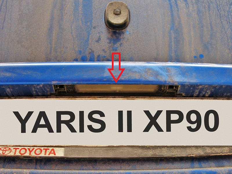 Расположение фонаря освещения номерного знака Toyota Yaris II