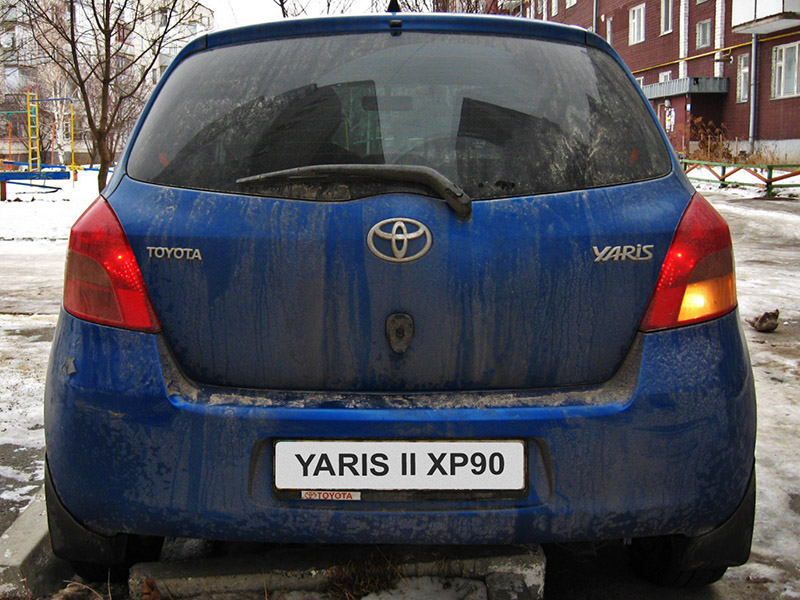 Включенный фонарь заднего хода Toyota Yaris II