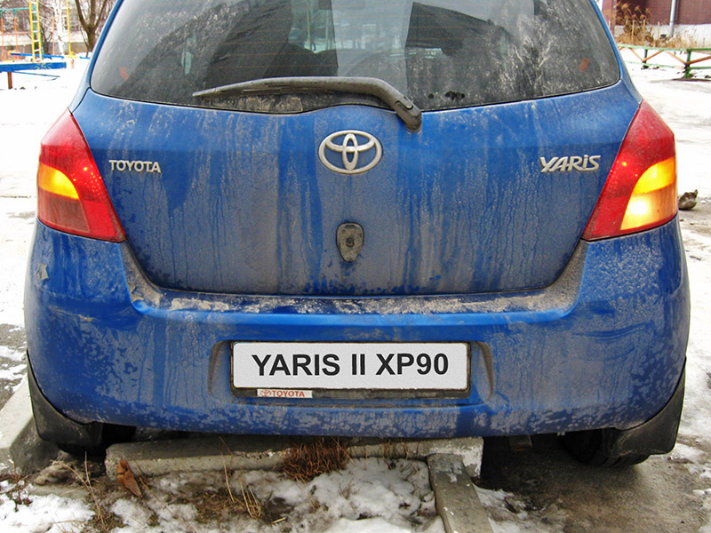 Включенные задние указатели поворота Toyota Yaris II
