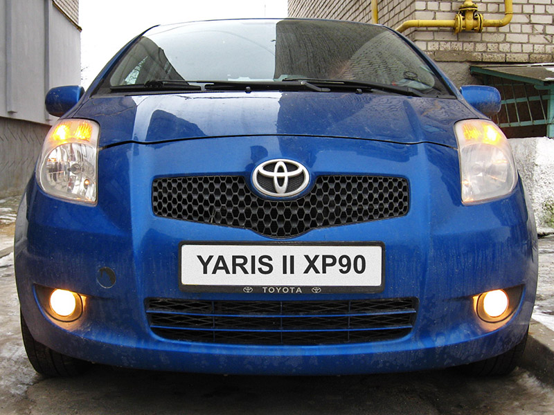 Включенные лампы передних указателей поворота Toyota Yaris II