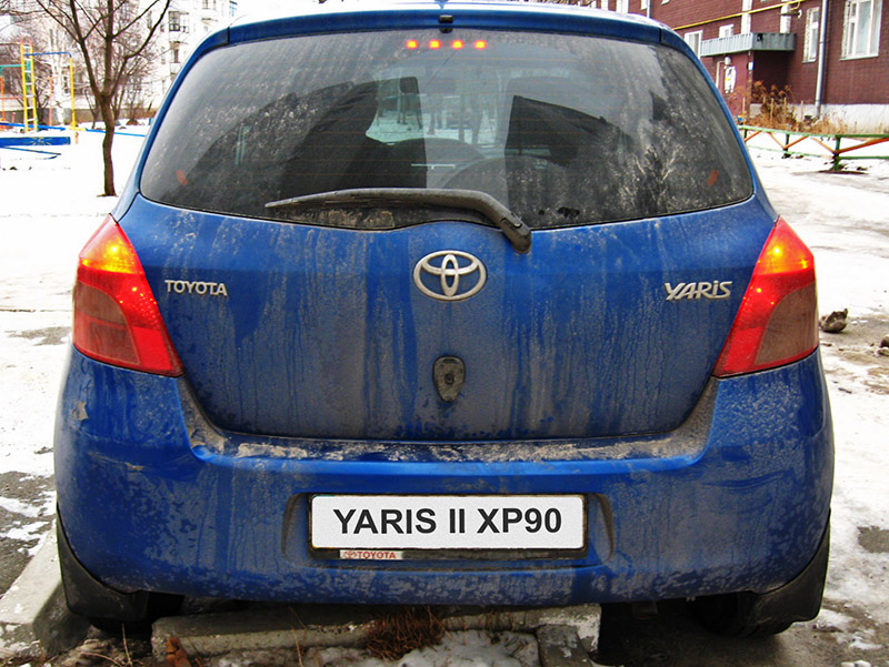 Включенные лампы стоп-сигнала Toyota Yaris II