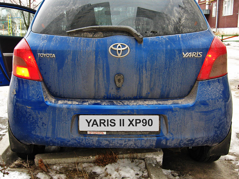 Включенный противотуманный фонарь и фонарь заднего хода Toyota Yaris II