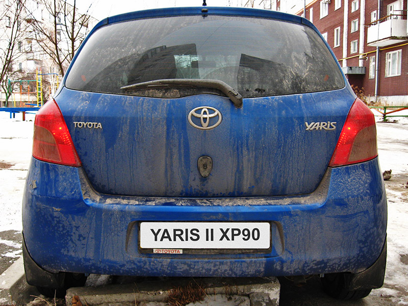 Включенные задние габаритные огни Toyota Yaris II