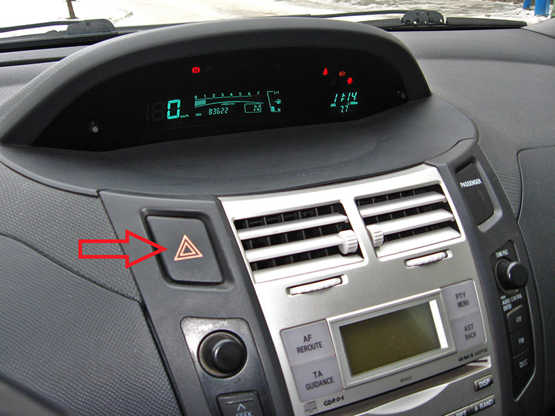 Кнопка аварийной сигнализации в автомобиле Toyota Yaris II 2005 - 2012