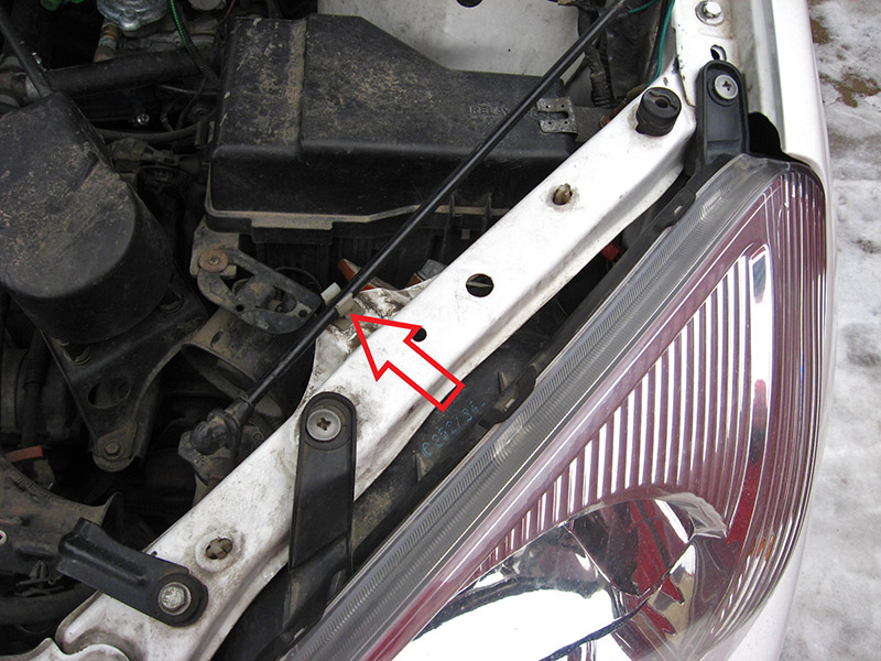 Расположение упора крышки капота на Toyota RAV4