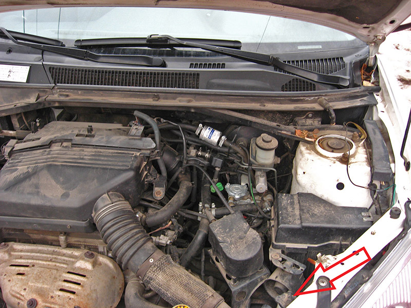 Расположение расширительного бачка системы охлаждения двигателя Toyota RAV4 CA20W 