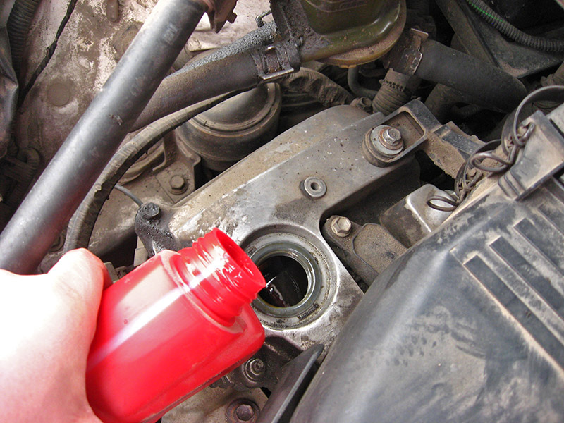 Доливка моторного масла в двигатель Toyota RAV4 CA20W