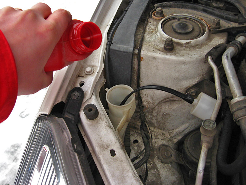 Доливка жидкости в бачок омывателя Toyota RAV4 CA20W 