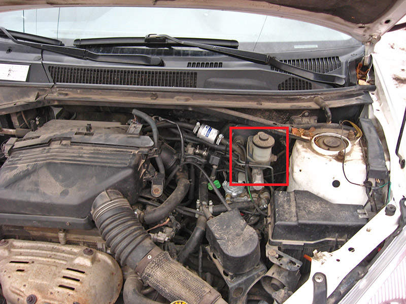 Расположение бачка тормозной жидкости в подкапотном пространстве Toyota RAV4 CA20W