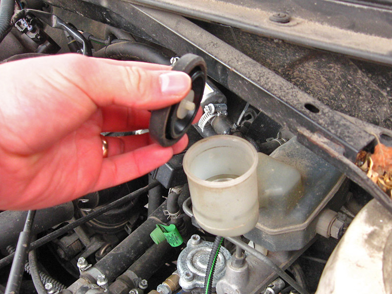 Снятие пробки бачка тормозной жидкости Toyota RAV4 CA20W