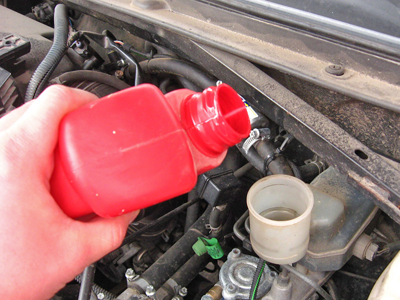 Доливка тормозной жидкости в бачок Toyota RAV4 CA20W