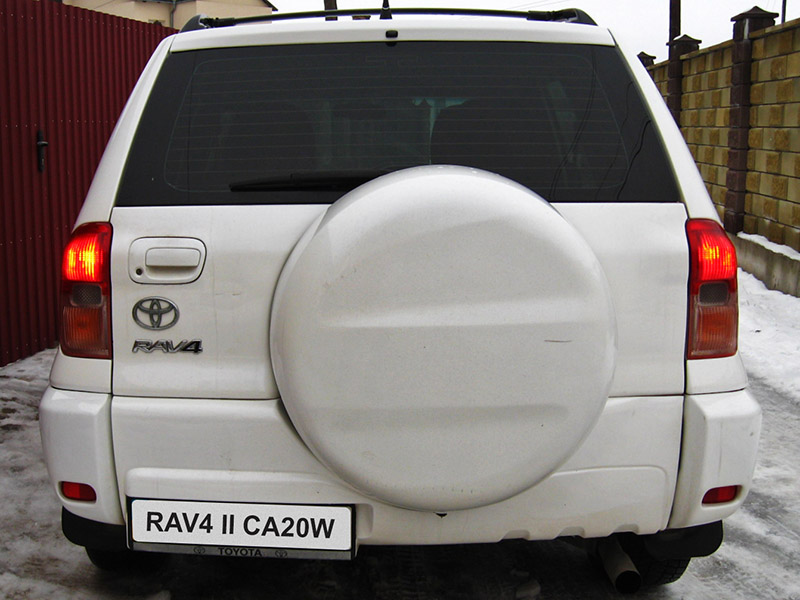Включенные задние лампы стоп-сигналов на Toyota RAV4 CA20W 