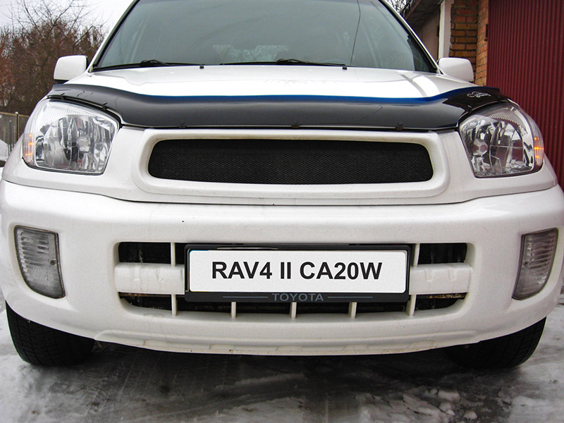 Включенные лампы передних указателей поворотов автомобиля Toyota RAV4 CA20W 