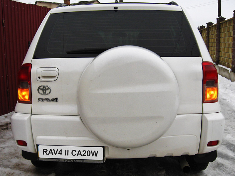 Включенные лампы задних указателей поворота и аварийной сигнализации на Toyota RAV4 CA20W 