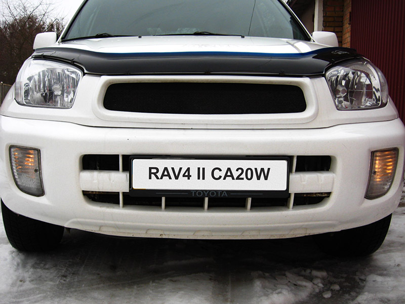 Включенные передние противотуманные фары автомобиля Toyota RAV4 CA20W 