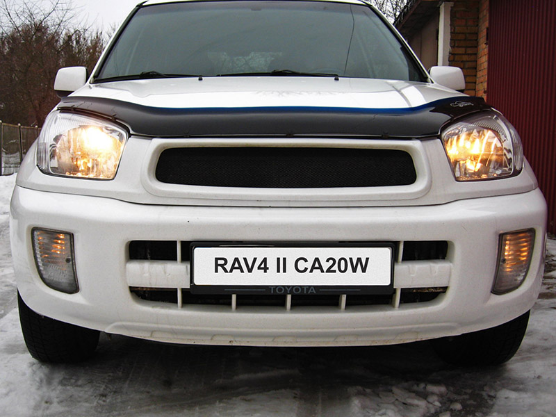 Включенные лампы ближнего света на автомобиле Toyota RAV4 CA20W 