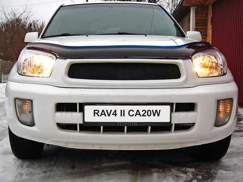 Включенные лампы дальнего света на автомобиле Toyota RAV4 CA20W 