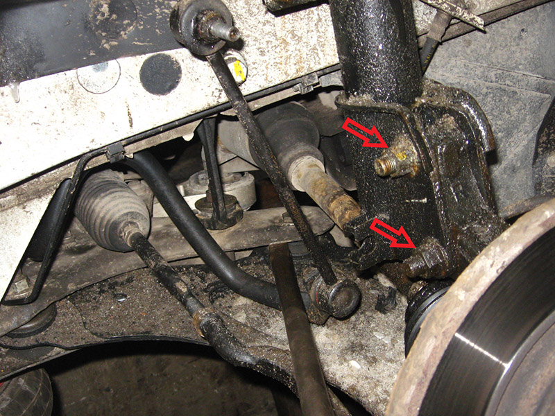 Крепление переднего амортизатора к поворотному кулаку на автомобиле Nissan Primastar 2001-2014