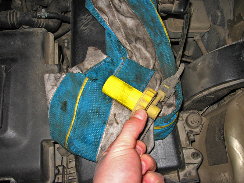 Снятая крышка бачка тормозной жидкости автомобиля Skoda Octavia I Tour