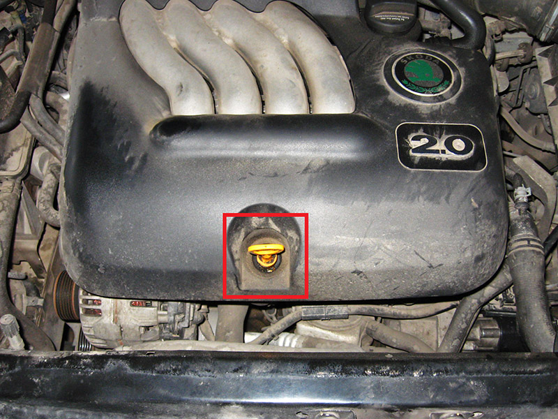 Расположение указателя (щупа) уровня масла в моторном отсеке автомобиля Skoda Octavia I Tour