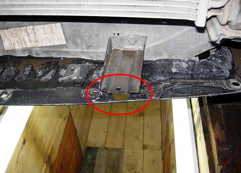 Отверстие справа внизу в бампере аутлендер для вентиляции радиатора